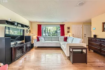 2433 NE Saratoga St, Portland, OR 97211 - Photo 7