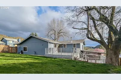 1818 NE Todd St, Roseburg, OR 97470 - Photo 23