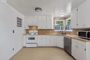 2735 W Sherwood Ave, Roseburg, OR 97471 - Photo 17
