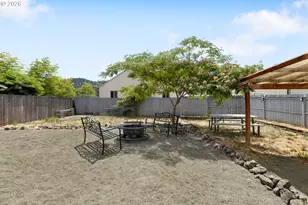 2735 W Sherwood Ave, Roseburg, OR 97471 - Photo 41