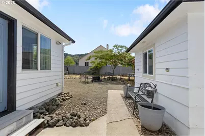 2735 W Sherwood Ave, Roseburg, OR 97471 - Photo 39