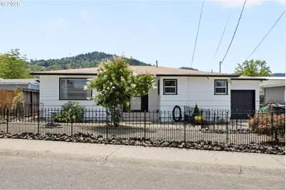 2735 W Sherwood Ave, Roseburg, OR 97471 - Photo 1