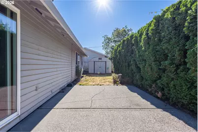 17036 SE Salmon St, Portland, OR 97233 - Photo 9