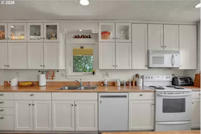 2146 N Holly St, Canby, OR 97013 - Photo 9