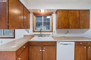 13122 NE Morris Ct, Portland, OR 97230 - Photo 11