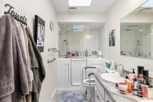 253 NW Glenhart Ave, Winston, OR 97496 - Photo 17