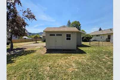 301 NW Midway St, Winston, OR 97496 - Photo 11