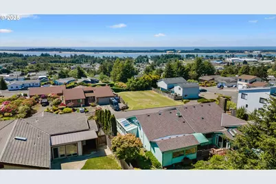 705 Prefontaine Dr, Coos Bay, OR 97420 - Photo 3