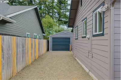 561 W 4th St, Coquille, OR 97423 - Photo 27
