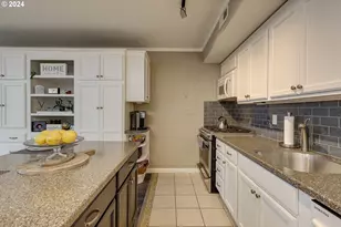 533 NE Holladay St, Portland, OR 97232 - Photo 3