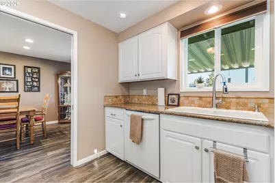 2093 W Hayes St, Woodburn, OR 97071 - Photo 15