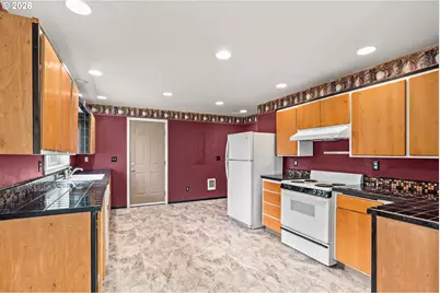 1043 F St, Springfield, OR 97477 - Photo 9