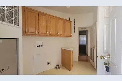 193 Clark St, Myrtle Creek, OR 97457 - Photo 9