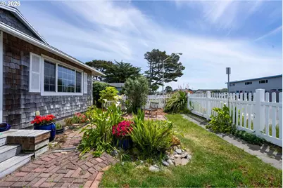 870 11th St SW, Bandon, OR 97411 - Photo 35