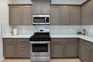 2437 W 8th Ave, Junction City, OR 97448 - Photo 5