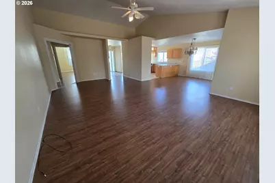 204 Greyfox Dr, Sutherlin, OR 97479 - Photo 9