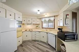 1225 W 10th Ave, Junction City, OR 97448 - Photo 11