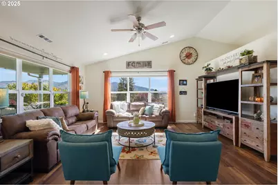 530 Tanglewood St, Sutherlin, OR 97479 - Photo 9