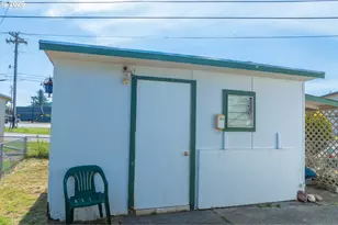 1413 Hawthorne 33 Ave, Reedsport, OR 97467 - Photo 31