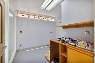 1225 W Main St, Medford, OR 97501 - Photo 41