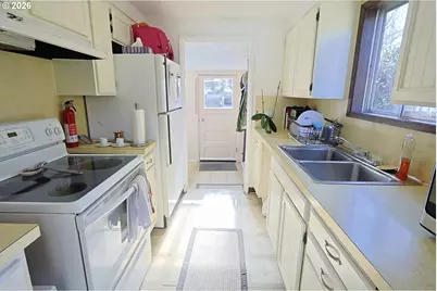 1271 W 11th St, Coquille, OR 97423 - Photo 11