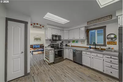 975 Augustine Ave, Coos Bay, OR 97420 - Photo 13