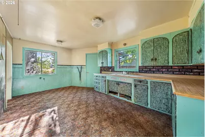 381 SE Gregory Dr, Winston, OR 97496 - Photo 11