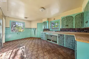 381 SE Gregory Dr, Winston, OR 97496 - Photo 11