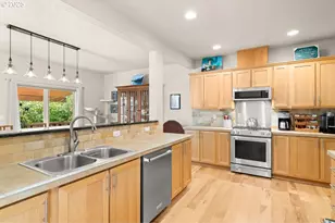 312 NE 105th Ave, Hillsboro, OR 97006 - Photo 5