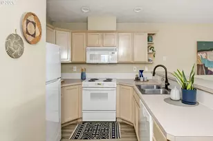 945 SW 24th St, Troutdale, OR 97060 - Photo 11