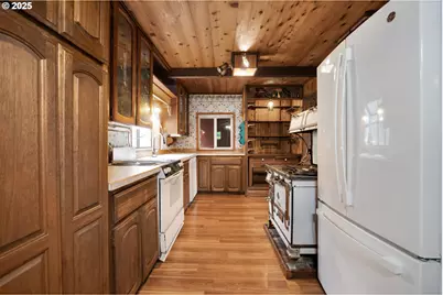 37564 Labiske Ln, Astoria, OR 97103 - Photo 9