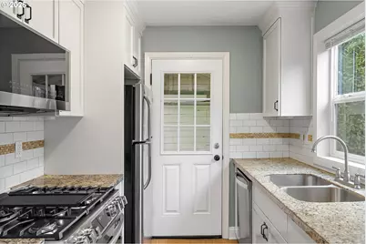 9525 N Hodge Ave, Portland, OR 97203 - Photo 11