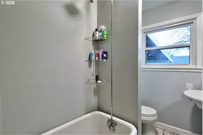 390 W Arlington St, Gladstone, OR 97027 - Photo 21