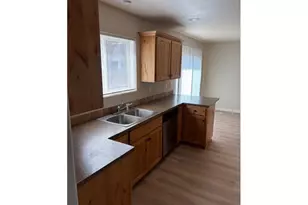 15650 SE Stark St, Portland, OR 97233 - Photo 9