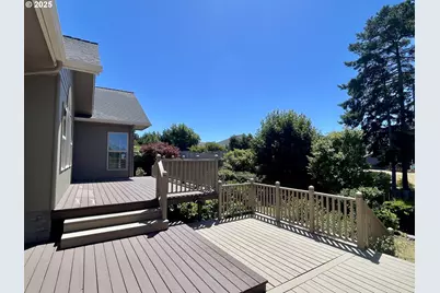 2180 Hayes St, North Bend, OR 97459 - Photo 5