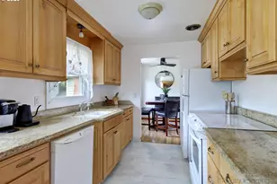 415 NE 116th Pl, Portland, OR 97220 - Photo 9