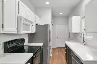 8165 NE Wilkins St, Hillsboro, OR 97006 - Photo 9