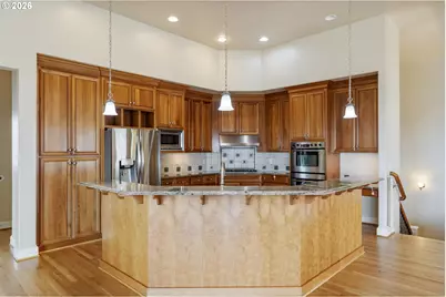 2633 NW Holloway Dr, Portland, OR 97229 - Photo 9