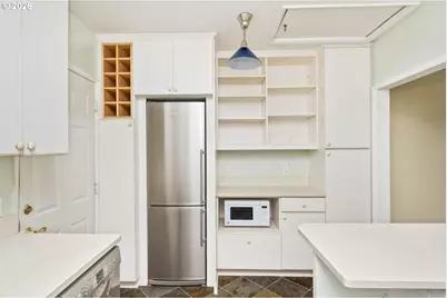 1827 SW Dewitt St, Portland, OR 97239 - Photo 9