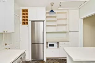 1827 SW Dewitt St, Portland, OR 97239 - Photo 9