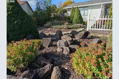 311 SW Jasmine Ct, McMinnville, OR 97128 - Photo 3