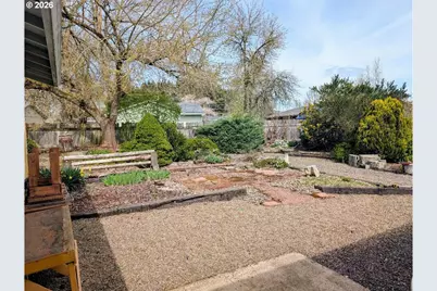 311 SW Jasmine Ct, McMinnville, OR 97128 - Photo 15