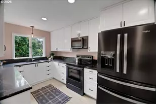 1911 SW Marigold St, Portland, OR 97219 - Photo 13