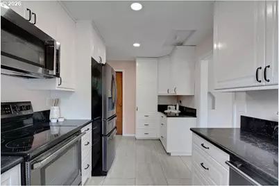 1911 SW Marigold St, Portland, OR 97219 - Photo 17