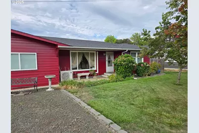 150 Buena Vista Ln, Roseburg, OR 97471 - Photo 1