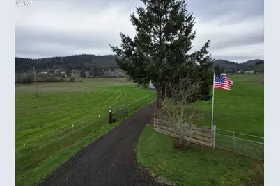 1160 Valley View Rd, Sutherlin, OR 97479 - Photo 3