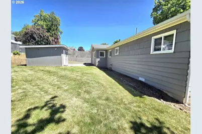 1642 NW Almond Ave, Roseburg, OR 97471 - Photo 37