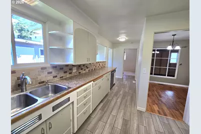 1642 NW Almond Ave, Roseburg, OR 97471 - Photo 21