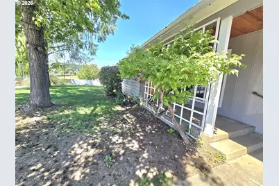 1642 NW Almond Ave, Roseburg, OR 97471 - Photo 5