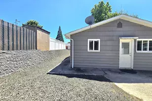 1642 NW Almond Ave, Roseburg, OR 97471 - Photo 35